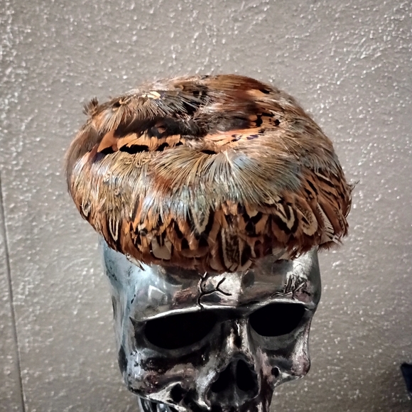 Vintage Pheasant Feather Hat Pill Box 1940's Sophisticated Charming Classy Cap - Picture 1 of 14